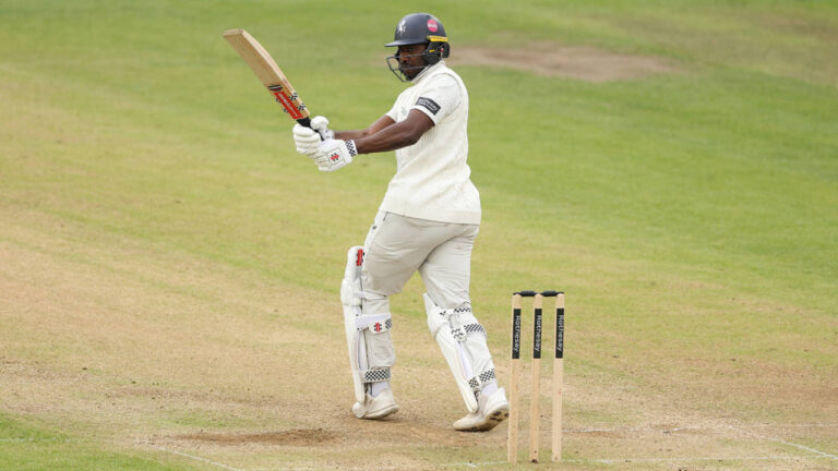 Tawanda Muyeye Century Leads Kent to Thrilling Victory Over Gloucestershire